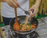 รูปขั้นตอนการทำที่ 19 ของ ผัดมาม่าปลากระป๋อง ประหยัดงบ อิ่มอร่อย อยู่ท้องสุดๆ