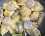 Foto del paso 2 de la receta: Flores de alcachofas con jamón ibérico, piñones, pistachos 😜😜😜😜