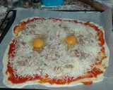 Foto del paso 2 de la receta: Pizza de masa fina con huevo y caballa