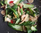 Foto langkah ke 5 dari resep Pakcoy Jamur Baso.