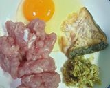 รูปขั้นตอนการทำที่ 1 ของ ยำหมูสับปลาเค็มทอด
