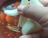 Gambar langkah 2 resipi Tomyam Campur (udang, sotong dan ayam).