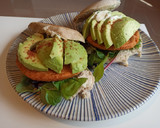 Foto del paso 4 de la receta: Hamburguesa de pescado, aguacate y tártara en mollete integral