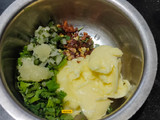 ચીઝ ચીલી ગાર્લિક પરાઠા (Cheese Chili Garlic Paratha Recipe In Gujarati)