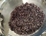 Une image de l'étape 3 de Riz noir au bouillon de crevettes, légumes et romarin.