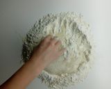 Foto del paso 2 de la receta: Prepizza media masa tipo "palita"