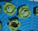Foto langkah ke 7 dari resep Bakpao Pandan Mawar isi Kacang Tanah.