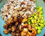 Foto del paso 5 de la receta Ensalada de arroz con langostinos, edamame y tofu crujiente