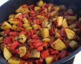Une image de l'étape 14 de Pommes de terre roseval sautées aux poivrons corne et herbes aromatiques.