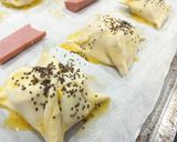 Foto del paso 1 de la receta: Saquitos de hojaldre con salchichas y queso 🥟🧀