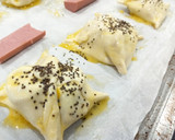 Foto del paso 1 de la receta: Saquitos de hojaldre con salchichas y queso 🥟🧀