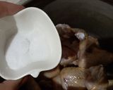 صورة لخطوة 3 من وصفة أجنحة الدجاج في الكوكوط