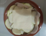 Foto del paso 2 de la receta: Cazuelita de calabacín con York y queso, acompañada de ensalada