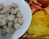 Hình bước làm 1 của món Canh bò viên nấu thơm cà