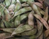 Foto del paso 1 de la receta: Edamame 枝豆 o vaina de soja fresca 🇯🇵🫛 "otoshi" o aperitivo en "izakaya" o taberna, cervecería 🍻Japón