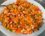 Une image de l'étape 12 de Salade multicolore de riz blanc, carottes, petits pois, tomate, radis et persil.