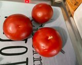 Une image de l'étape 1 de Salade de betteraves rouges aux deux tomates, oignon rouge et mozzarella.