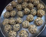 सफेद और काले तिल के सौफ्ट लड्डु (White & Black Til Ke Soft Ladoo ki recipe in hindi) रेसिपी चरण 6 फोटो