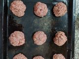 ~ Albóndigas rellenas con salsa de champiñones, verdeo y puerro ~