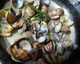 Foto del passaggio 3 della ricetta Spaghetti vongole e bottarga