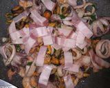 Foto del paso 3 de la receta Espaguetis marisco bacon con mojo verde