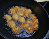Gambar langkah 3 resipi Cekodok pisang.