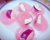 Foto del paso 3 de la receta: Gelatina de fresa forma de rosa, fácil, y durofrio con manzana