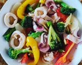 A picture of step 3 of Stir-Fried Squid with Bell Peppers and Broccoli 🥦.