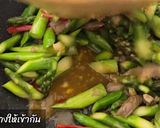 รูปขั้นตอนการทำที่ 4 ของ หน่อไม้ฝรั่งผัดเนื้อ