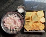 बिस्कीट चाट (biscuit chat recipe in marathi) रेसिपी स्टेप 1 फोटो 