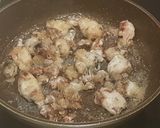 Foto del paso 3 de la receta: Calamarcitos Flambeados en aceite de oliva aromarizado con Ajo
