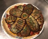 Une image de l'étape 10 de Aubergines grillées façon gâteau aux tomates, farce au chapon, pesto et emmental.