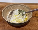 Une image de l'étape 2 de Fromage blanc avec des herbes 🌿.