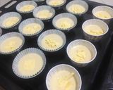 Foto langkah ke 2 dari resep Cup cake pizza simple.