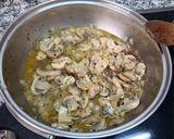 Foto del paso 5 de la receta: Merluza con salsa de champiñones y anacardos