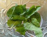 A picture of step 1 of Lemon Mint Detox Water.