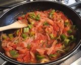Une image de l'étape 8 de Oignons de roscoff aux tomates,poivron vert,épices et origan.