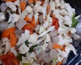 Foto langkah ke 2 dari resep Tumis campursari (kembang kol,wortel,bakso,pokcoy).