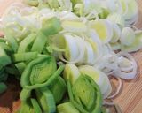 Foto del paso 1 de la receta: Barqueta de puerros con camarones al curry