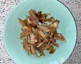 Фото кроку 1 до Салат с жареными грибами и курицей.