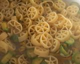 Foto del passaggio 3 della ricetta Rotelle con fior di zucchine