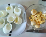 Foto del paso 1 de la receta: Huevos rellenos de langostinos