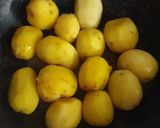 A picture of step 2 of Dum aloo.