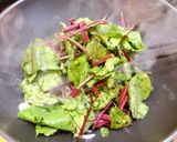 Hình bước làm 2 của món 🌱 Mì Ý Xào Lá Củ Dền Đỏ (Vegan)