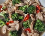 Foto langkah ke 4 dari resep Cah Jamur Bakso Saus Lada Hitam.