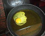 Foto del paso 2 de la receta: Huevos fritos con papas y chistorra método tradicional