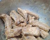 A picture of step 1 of Braised Spare Ribs in Daikon.