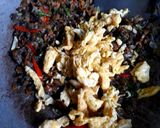 Foto langkah ke 4 dari resep Tumis Pedas Kerang dan Telur.