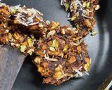 ખજૂર ડ્રાયફ્રુટ ચીકી (Dates Dryfruit Chikki Recipe In Gujarati) રેસીપી સ્ટેપ3ફોટો