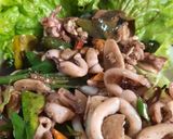 Foto langkah ke 8 dari resep Cumi saus tiram cabe hijau.